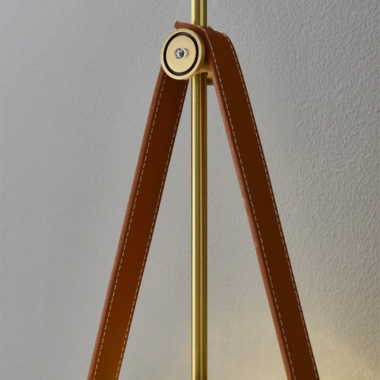 Настенный светодиодный светильник с рельефным стеклянным плафоном в форме линзы на кожаном ремешке AGLA WALL