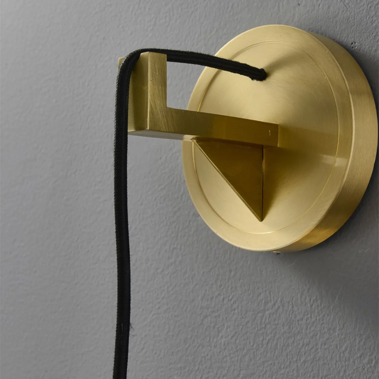 Настенный светодиодный светильник с рельефным стеклянным плафоном в форме линзы на кожаном ремешке AGLA WALL