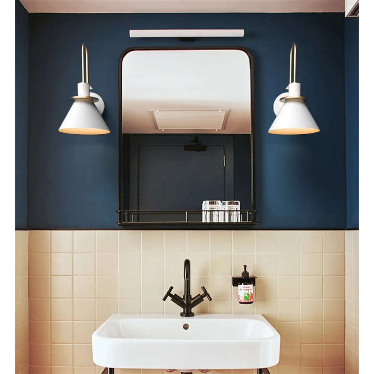 Дизайнерское бра черного цвета в стиле индустриального минимализма