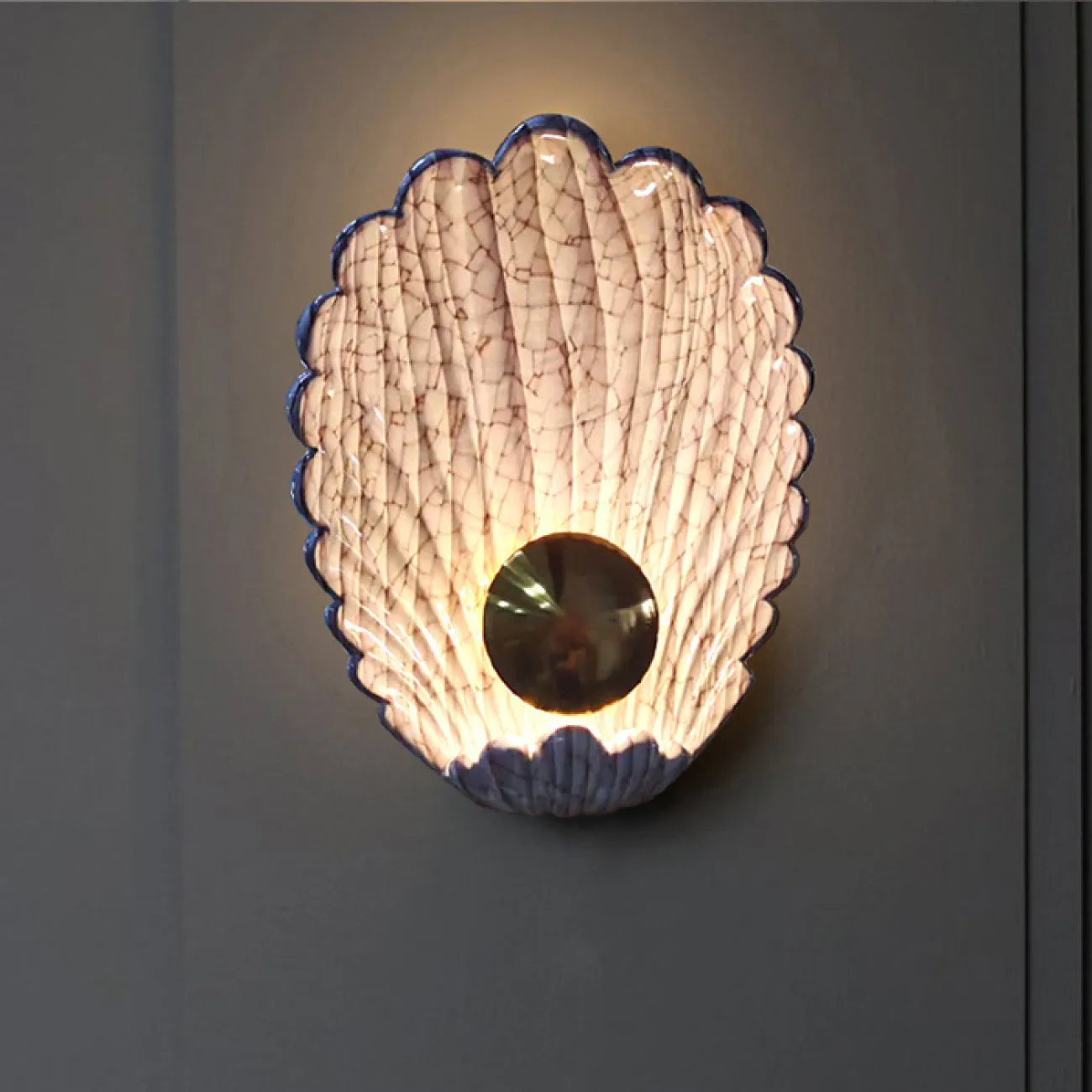 Светодиодный настенный светильник с белым рельефным плафоном, стилизованным под мраморную ракушку с латунной жемчужиной BOUNTY