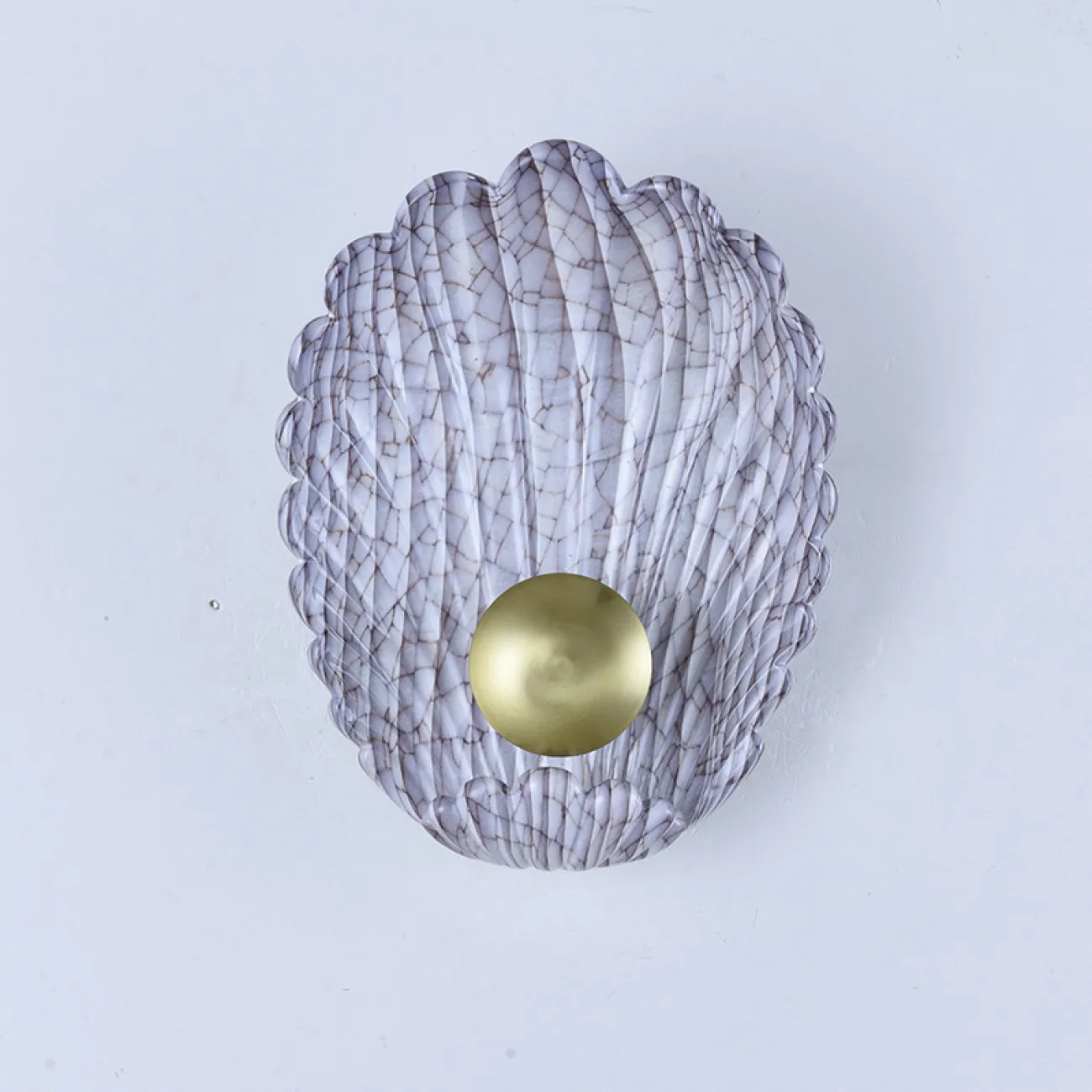 Светодиодный настенный светильник с белым рельефным плафоном, стилизованным под мраморную ракушку с латунной жемчужиной BOUNTY