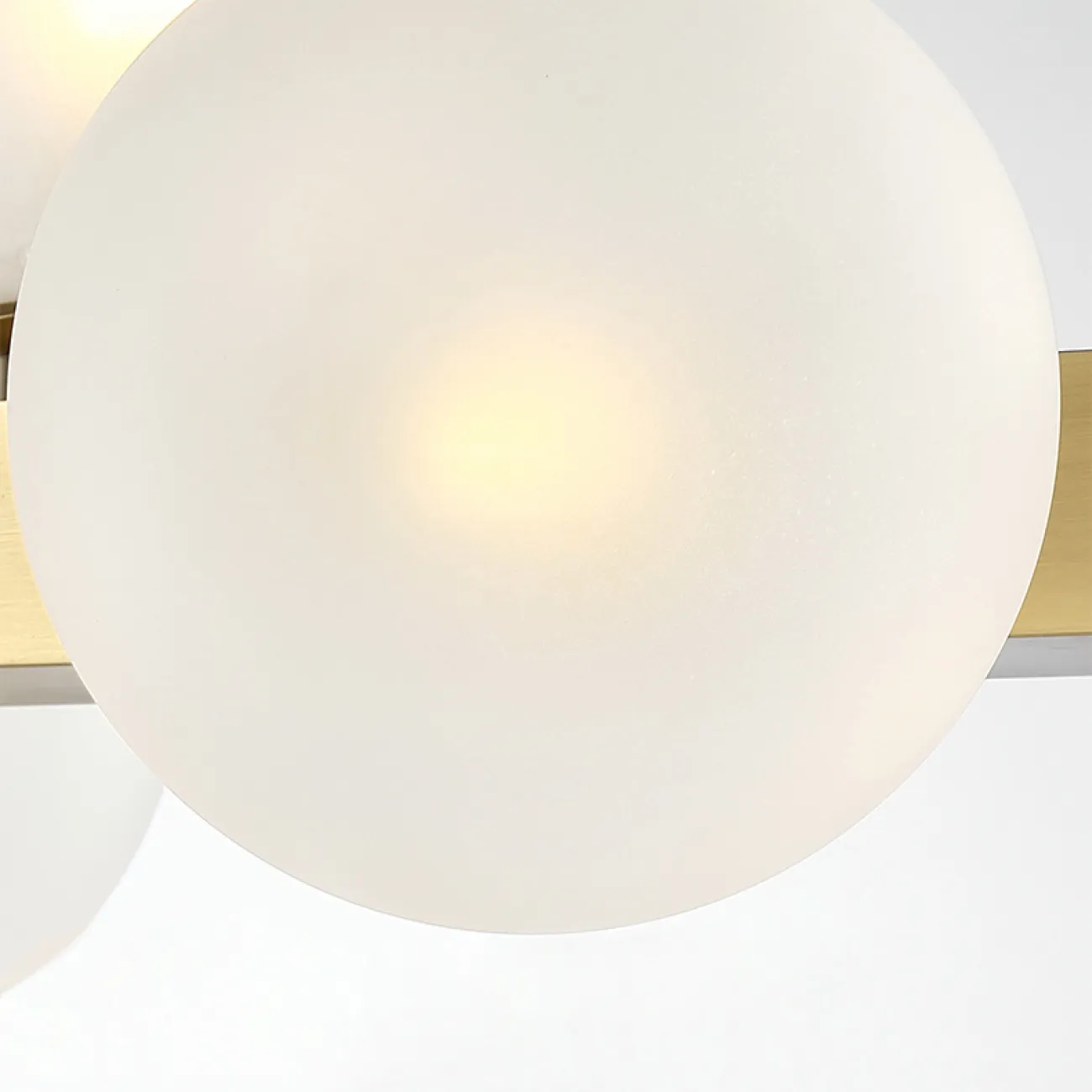 Люстра со стеклянными плафонами. Люстра со стеклянными плафонами.