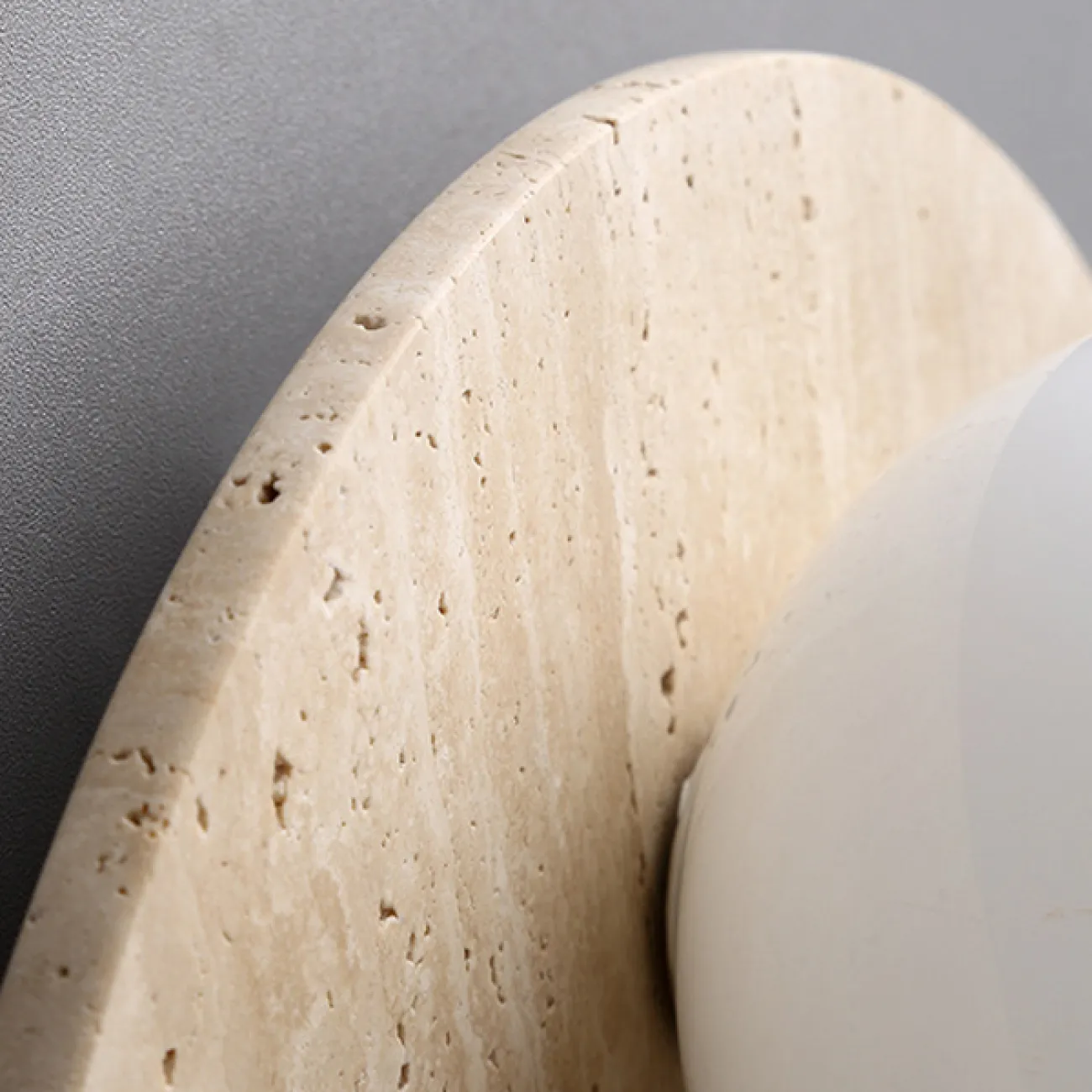 Серия настенных светильников со стеклянным шарообразным плафоном на дисковидном и скруглённом основании из камня STIAN D14