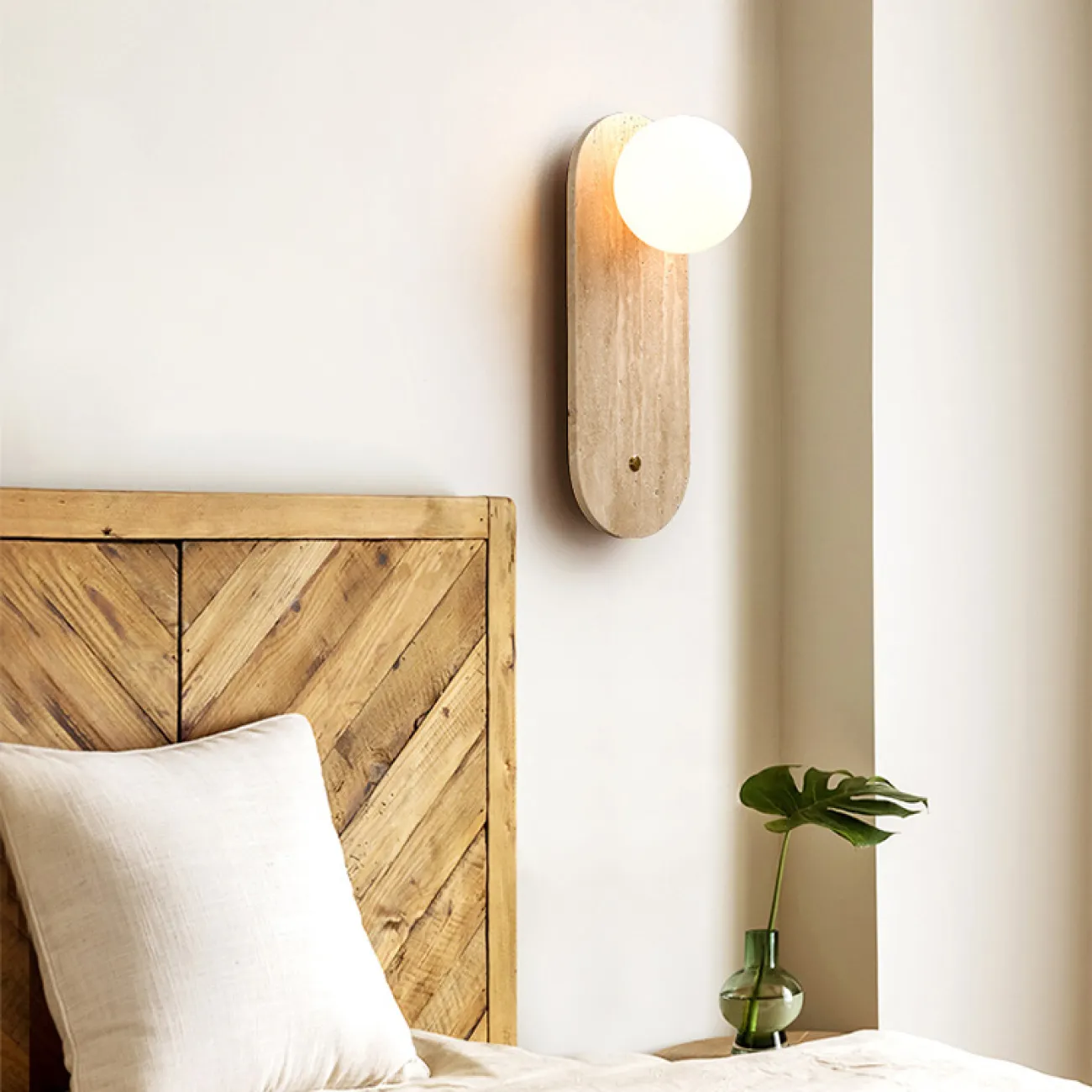 Серия настенных светильников со стеклянным шарообразным плафоном на дисковидном и скруглённом основании из камня STIAN D14