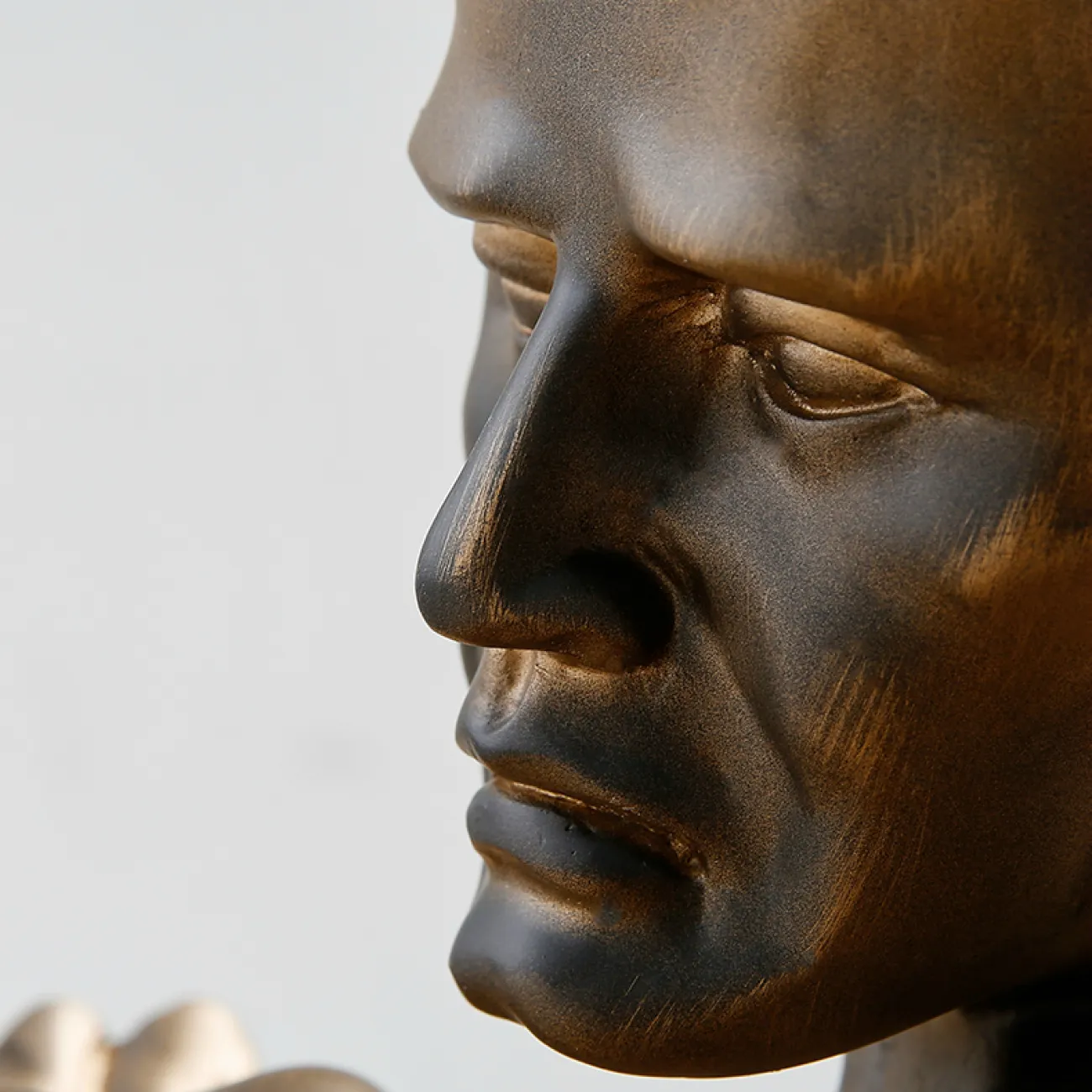 Дизайнерская скульптура мужчины LaLume-SKT00103