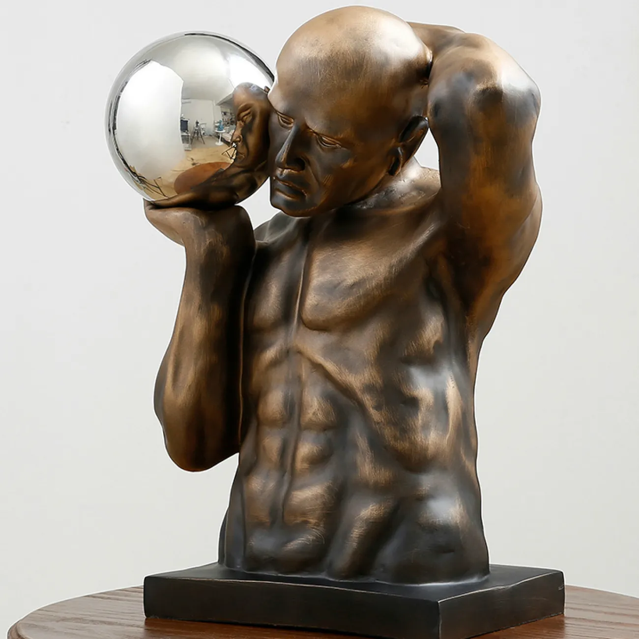 Дизайнерская скульптура мужчины LaLume-SKT00103