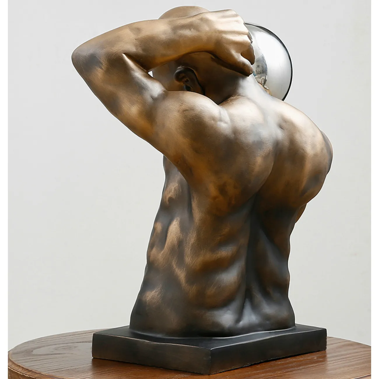 Дизайнерская скульптура мужчины LaLume-SKT00103