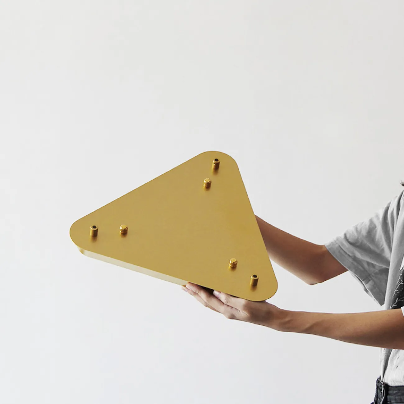 Потолочное крепление из металла треугольной формы