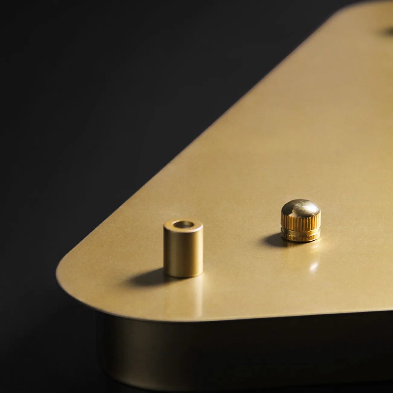 Потолочное крепление из металла треугольной формы