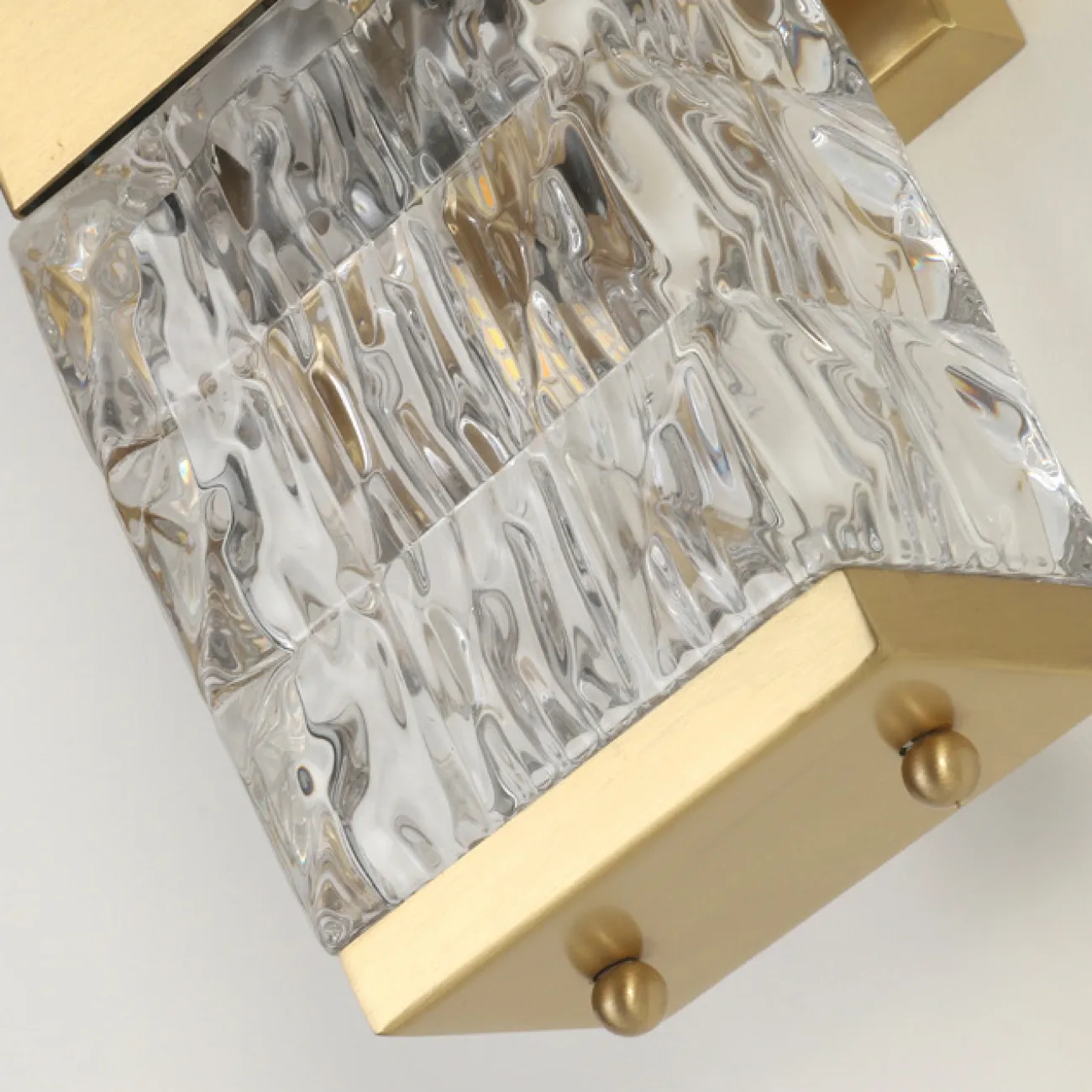 Бра со стеклянным плафоном в виде рельефного слитка в латунном корпусе MAGNET WALL