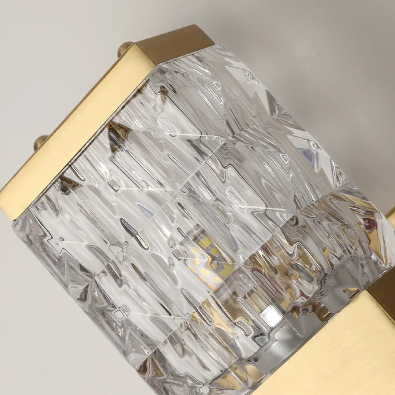 Бра со стеклянным плафоном в виде рельефного слитка в латунном корпусе MAGNET WALL
