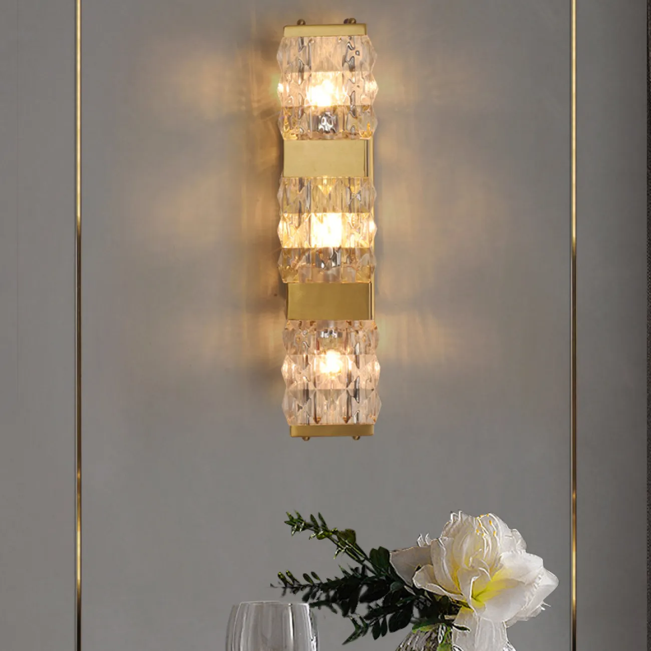 Бра со стеклянным плафоном в виде рельефного слитка в латунном корпусе MAGNET WALL