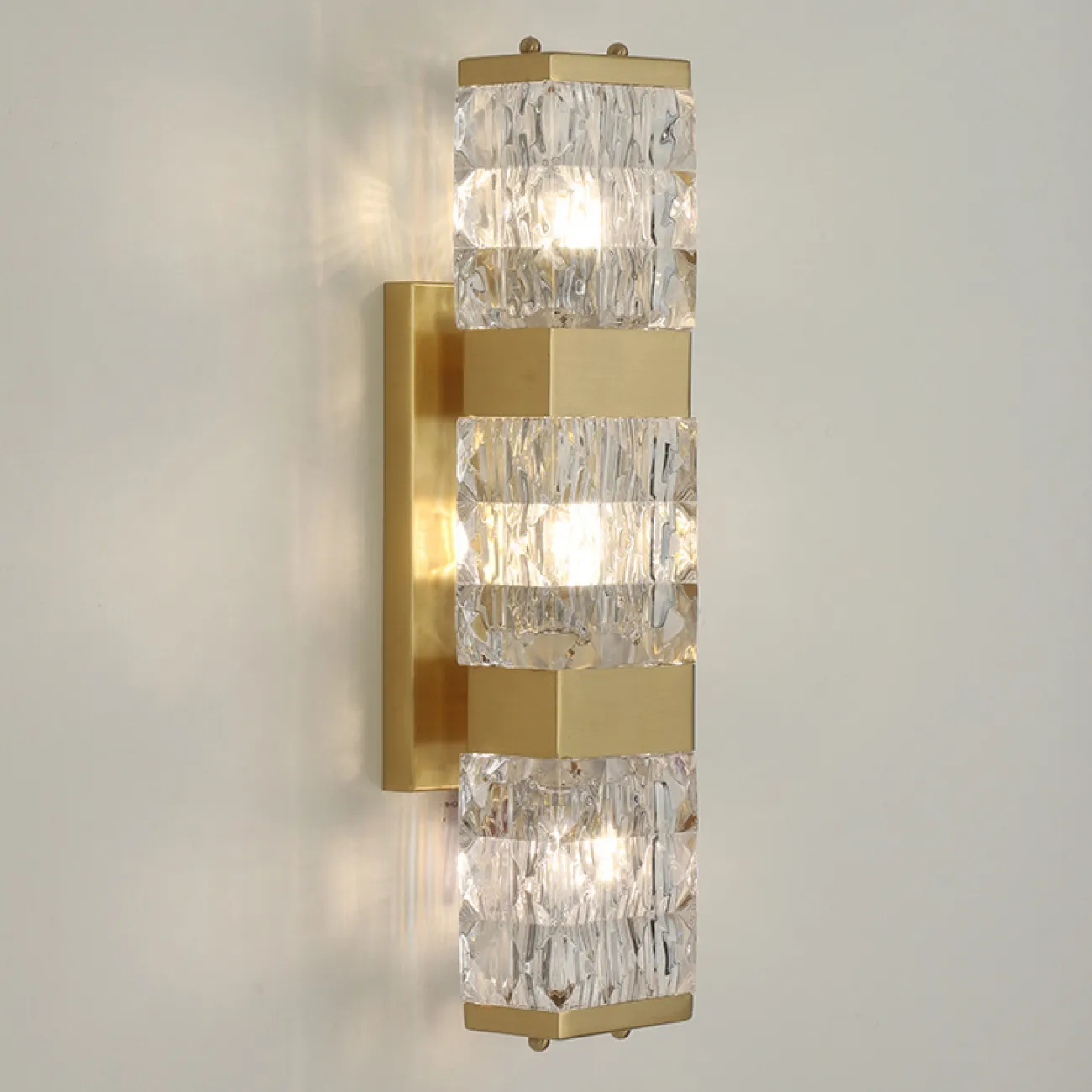 Бра со стеклянным плафоном в виде рельефного слитка в латунном корпусе MAGNET WALL