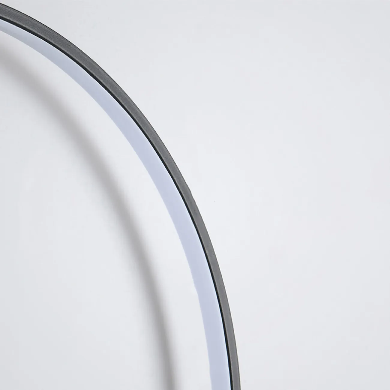 Серия настенных светильников в виде черных металлических колец разного диаметра с LED-подсветкой по контуру корпуса GUARD D100 Трехцветный свет