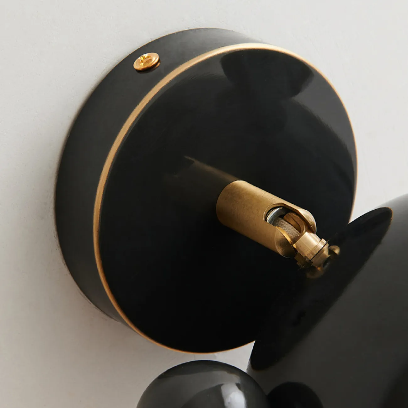 Серия настенных светильников с латунным корпусом в игровом стиле BEAR W Brass