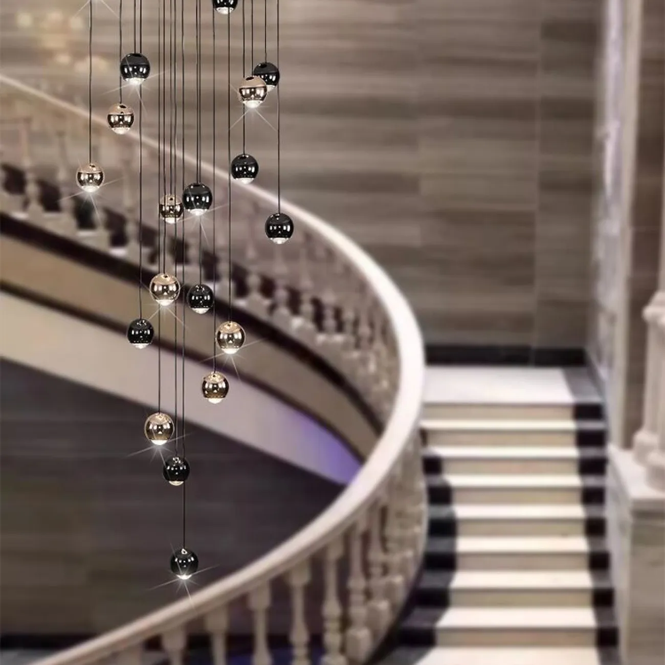 Готовая комбинация подвесных светильников с шарообразными плафонами в цвете латуни и черного жемчуга с линзами из оптического стекла KARA D40