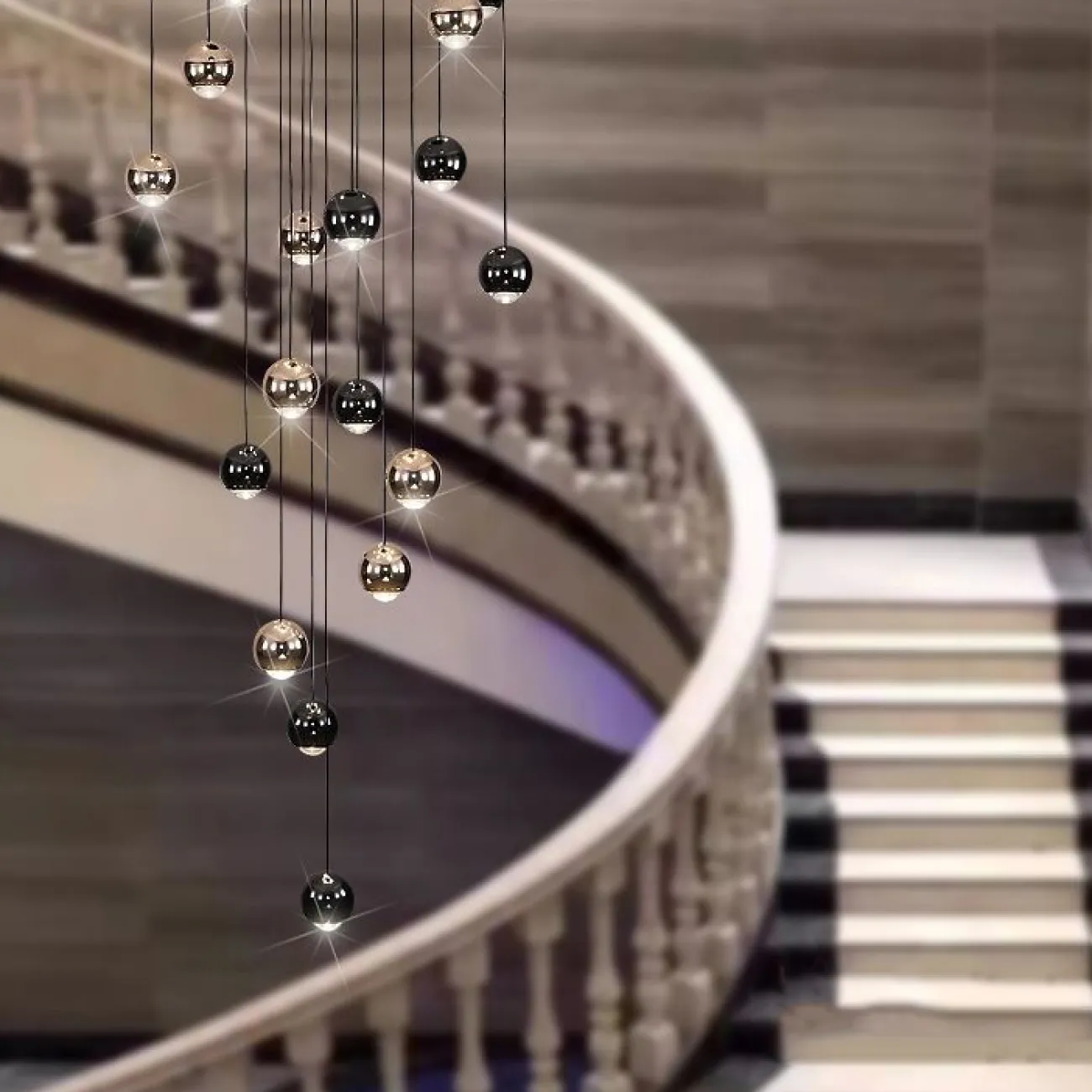 Готовая комбинация подвесных светильников с шарообразными плафонами в цвете латуни и черного жемчуга с линзами из оптического стекла KARA D40