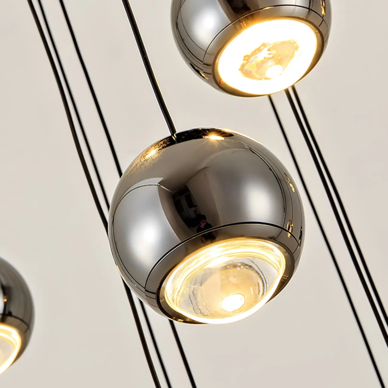 Готовая комбинация подвесных светильников с шарообразными плафонами в цвете латуни и черного жемчуга с линзами из оптического стекла KARA D40