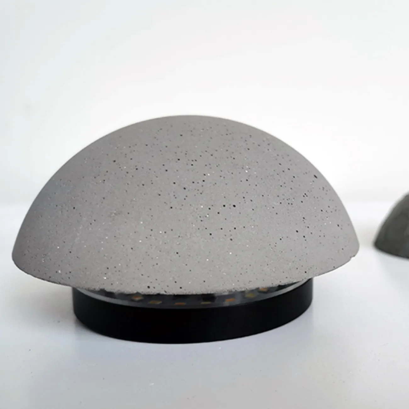 Серия настенных светодиодных светильников с круглыми рельефными плафонами из низкощелочной цементной смеси URAN A