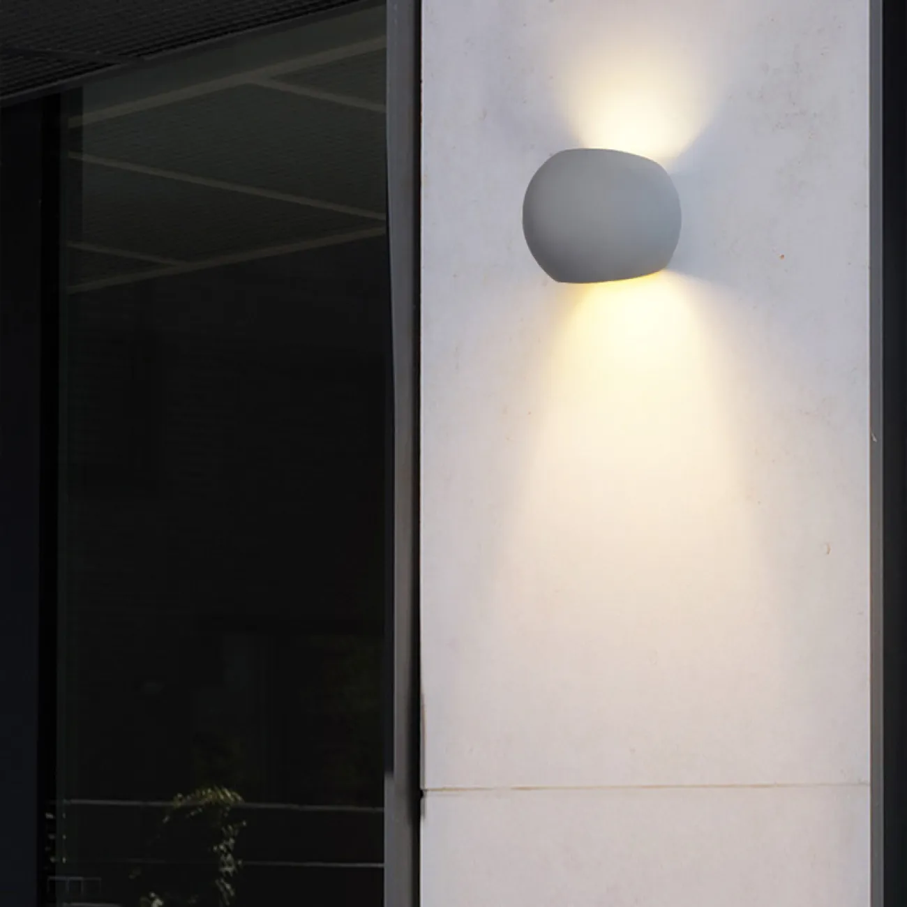 Серия настенных светодиодных светильников с круглыми рельефными плафонами из низкощелочной цементной смеси URAN A