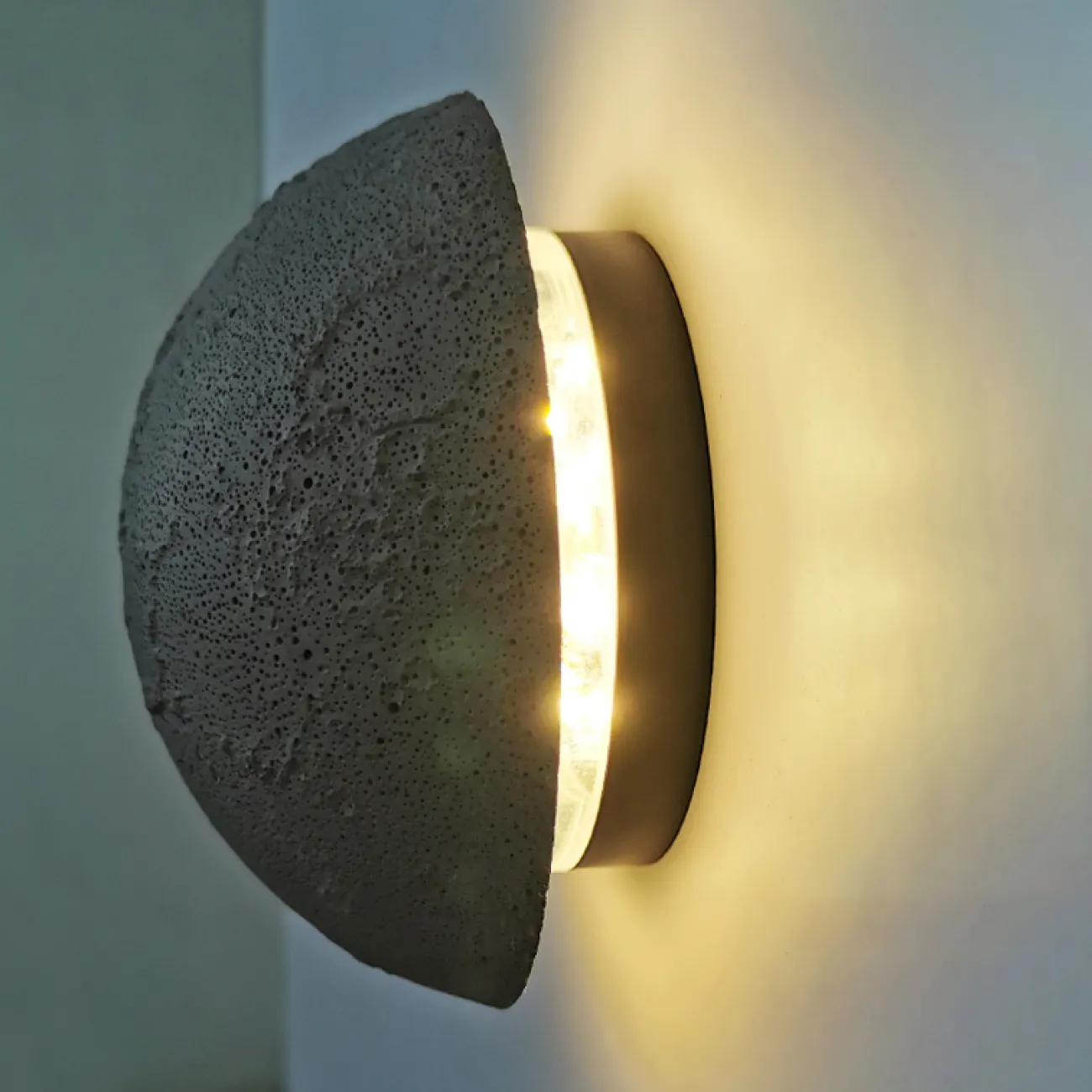 Серия настенных светодиодных светильников с круглыми рельефными плафонами из низкощелочной цементной смеси URAN A