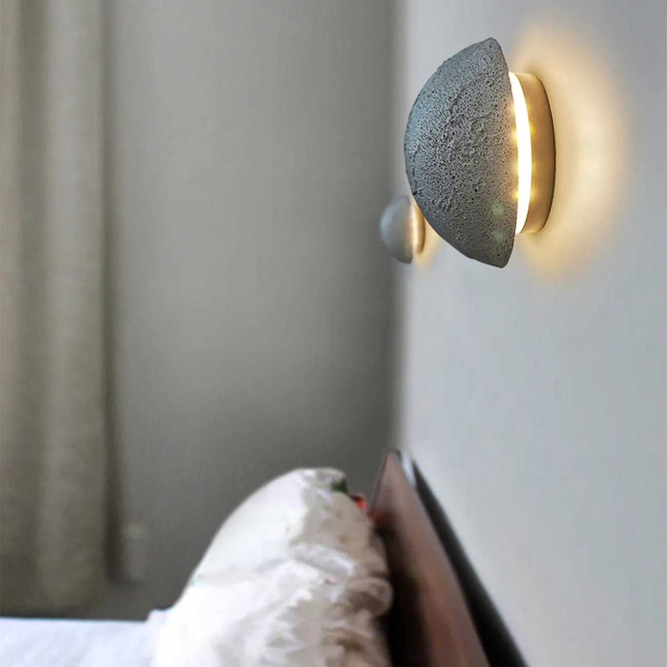 Серия настенных светодиодных светильников с круглыми рельефными плафонами из низкощелочной цементной смеси URAN A