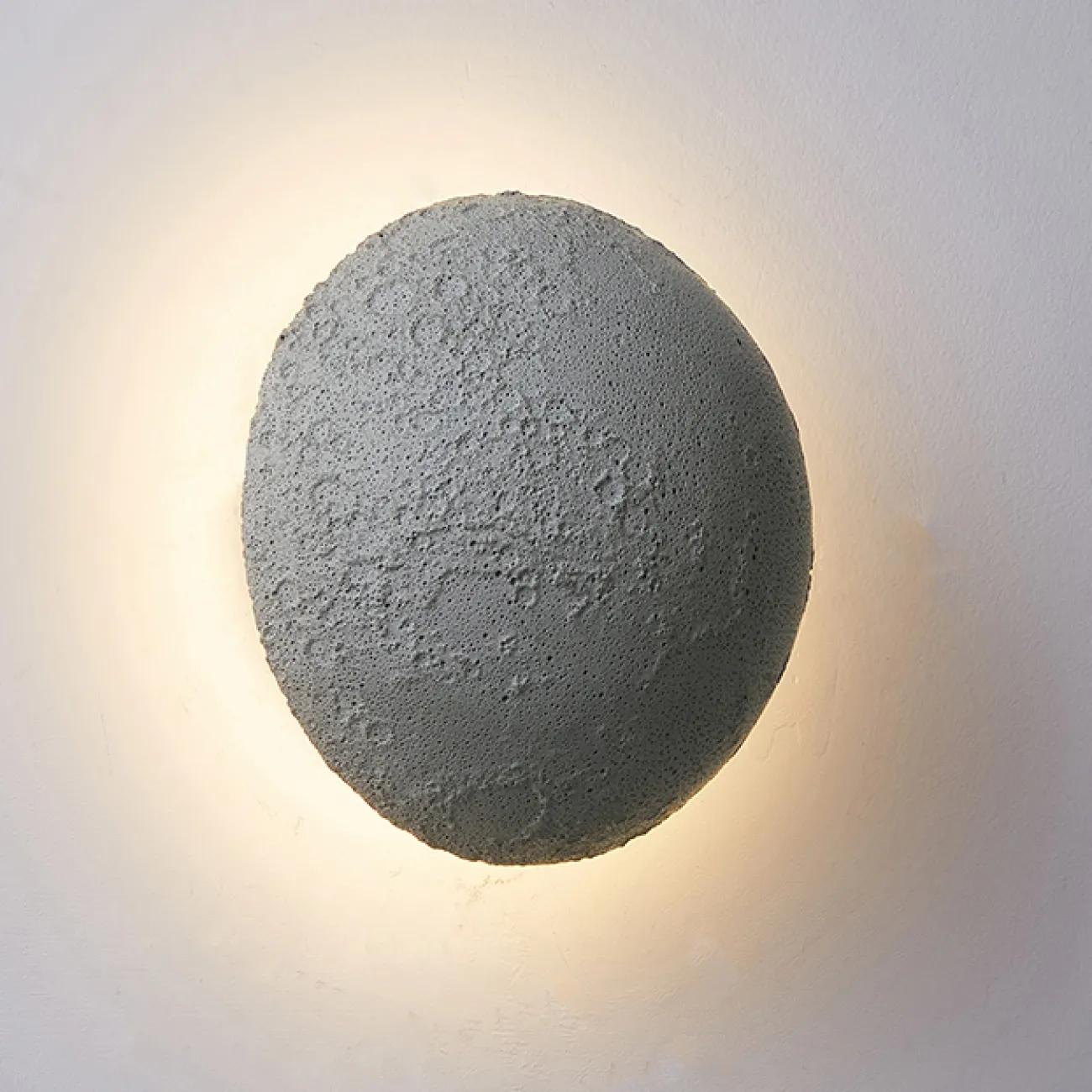 Серия настенных светодиодных светильников с круглыми рельефными плафонами из низкощелочной цементной смеси URAN A