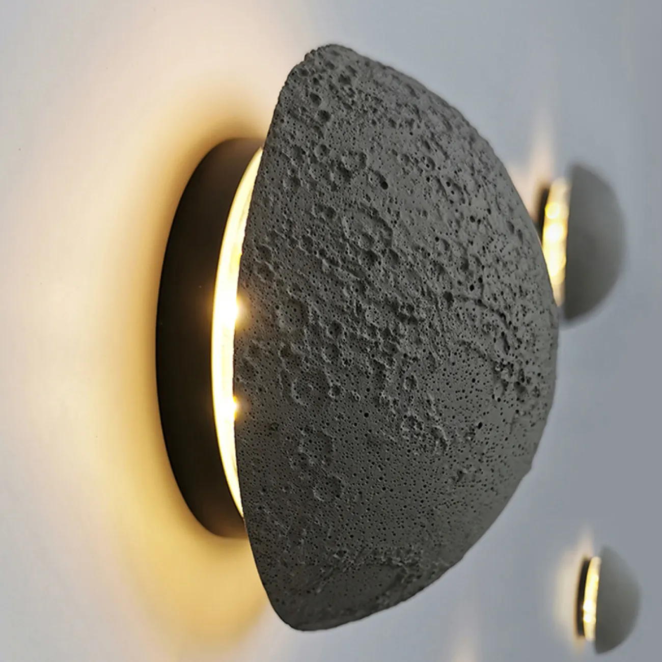 Серия настенных светодиодных светильников с круглыми рельефными плафонами из низкощелочной цементной смеси URAN A