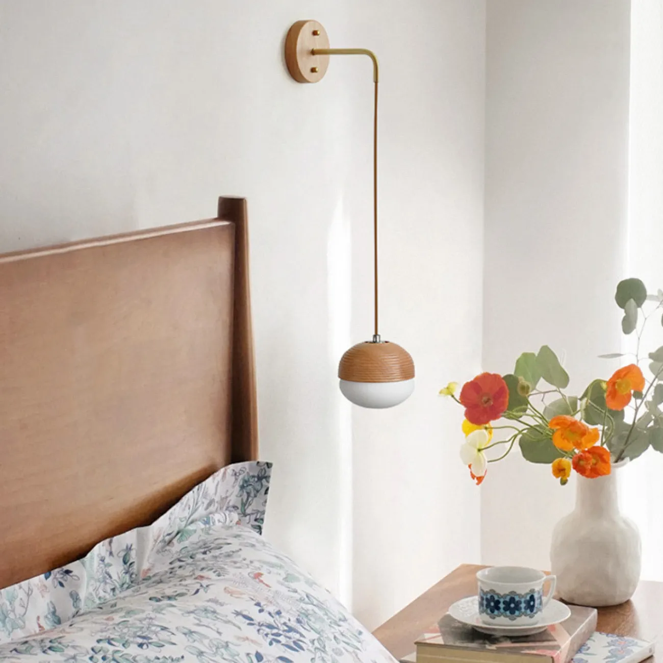 Настенный светильник с подвесным плафоном из белого стекла и дерева каштана ROLV WALL