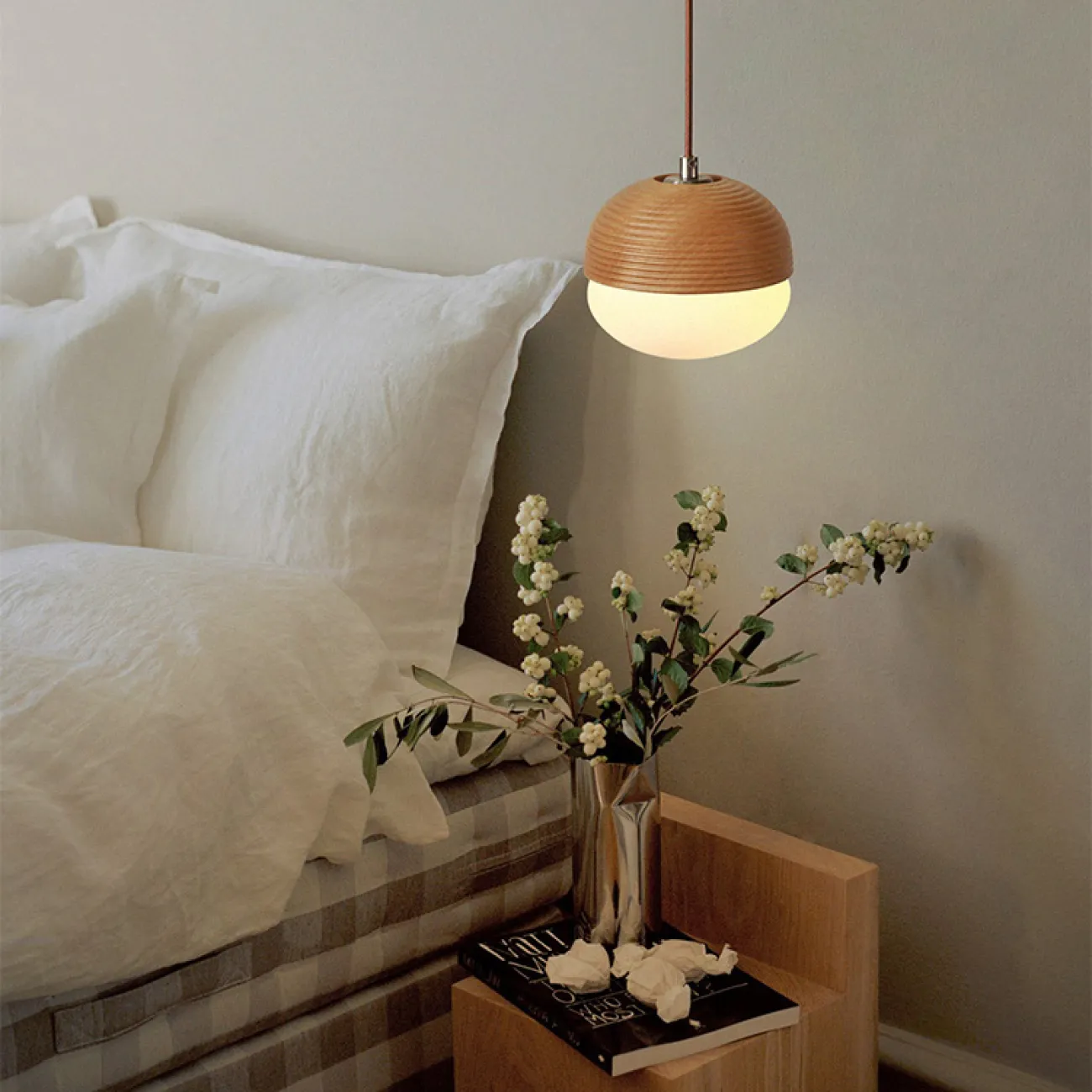 Настенный светильник с подвесным плафоном из белого стекла и дерева каштана ROLV WALL