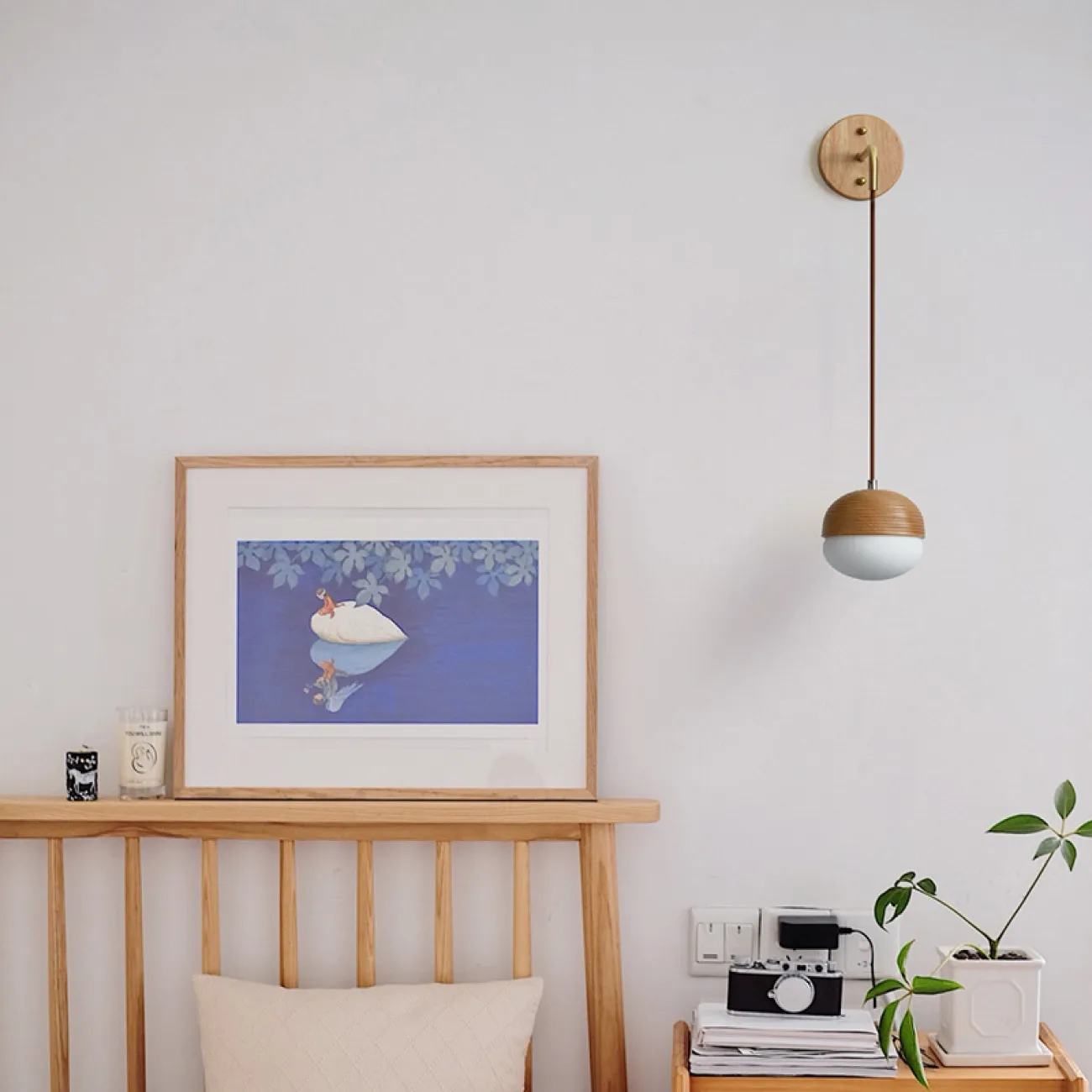 Настенный светильник с подвесным плафоном из белого стекла и дерева каштана ROLV WALL