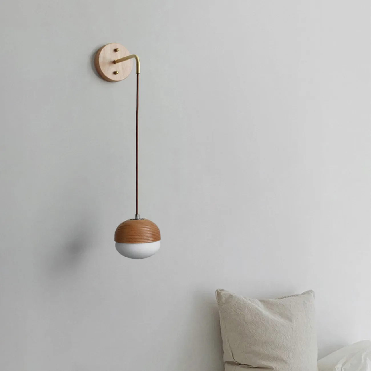 Настенный светильник с подвесным плафоном из белого стекла и дерева каштана ROLV WALL