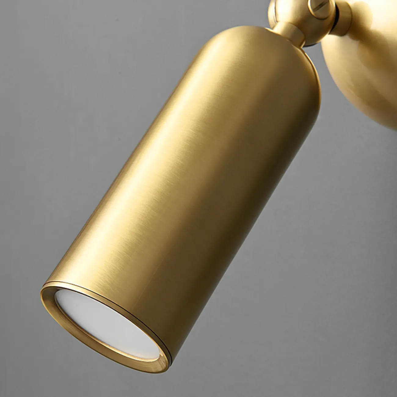 Серия настенных светодиодных светильников с цилиндрическим спотом из латуни на шарнире с круглым креплением LEFFE B WALL Brass