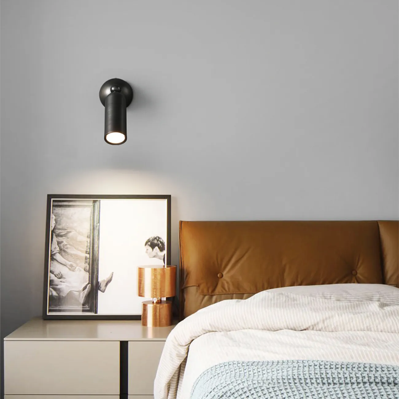 Серия настенных светодиодных светильников с цилиндрическим спотом из латуни на шарнире с круглым креплением LEFFE B WALL Brass