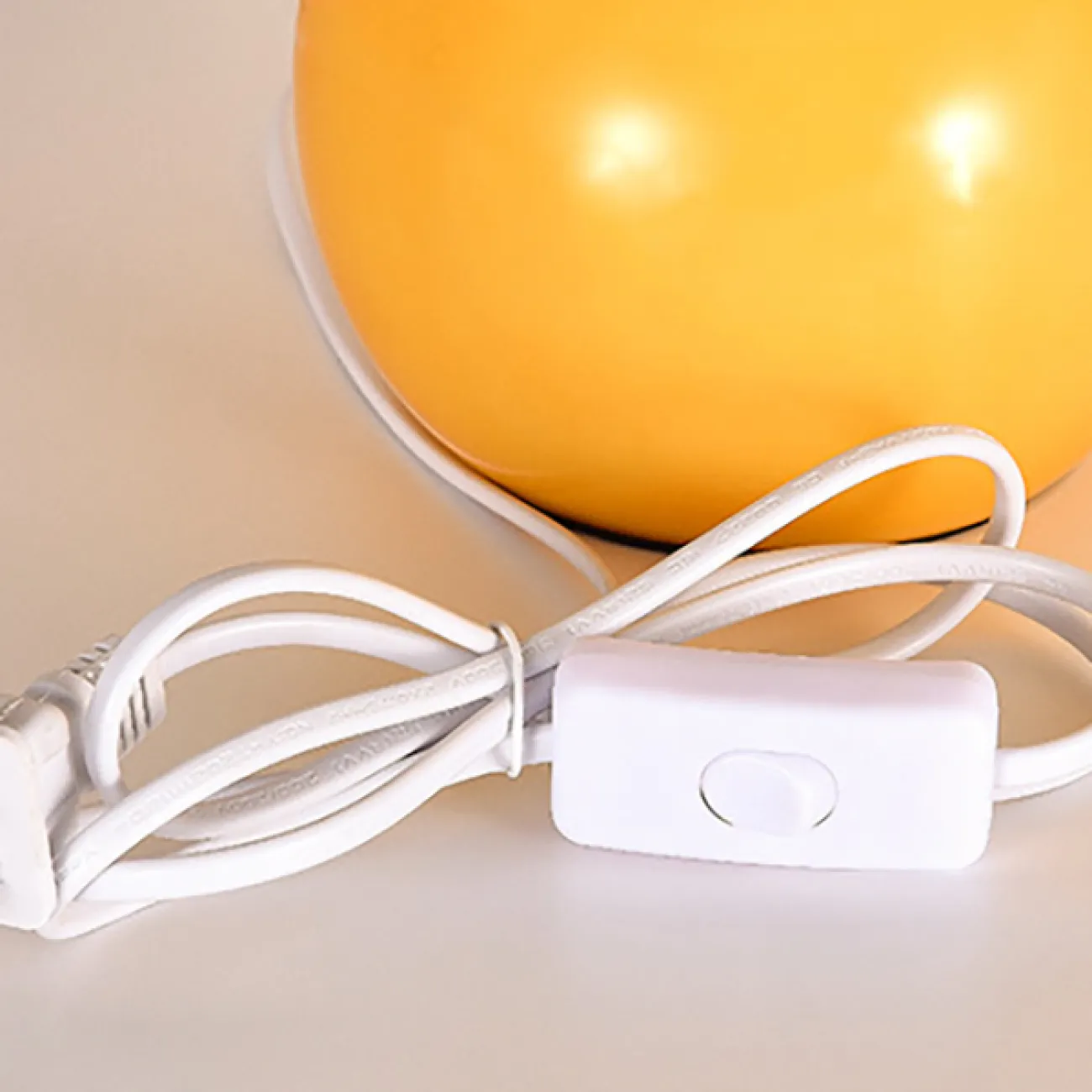 Настольная лампа с белым рельефным абажуром и желтым округлым основанием из стекла JEMMA