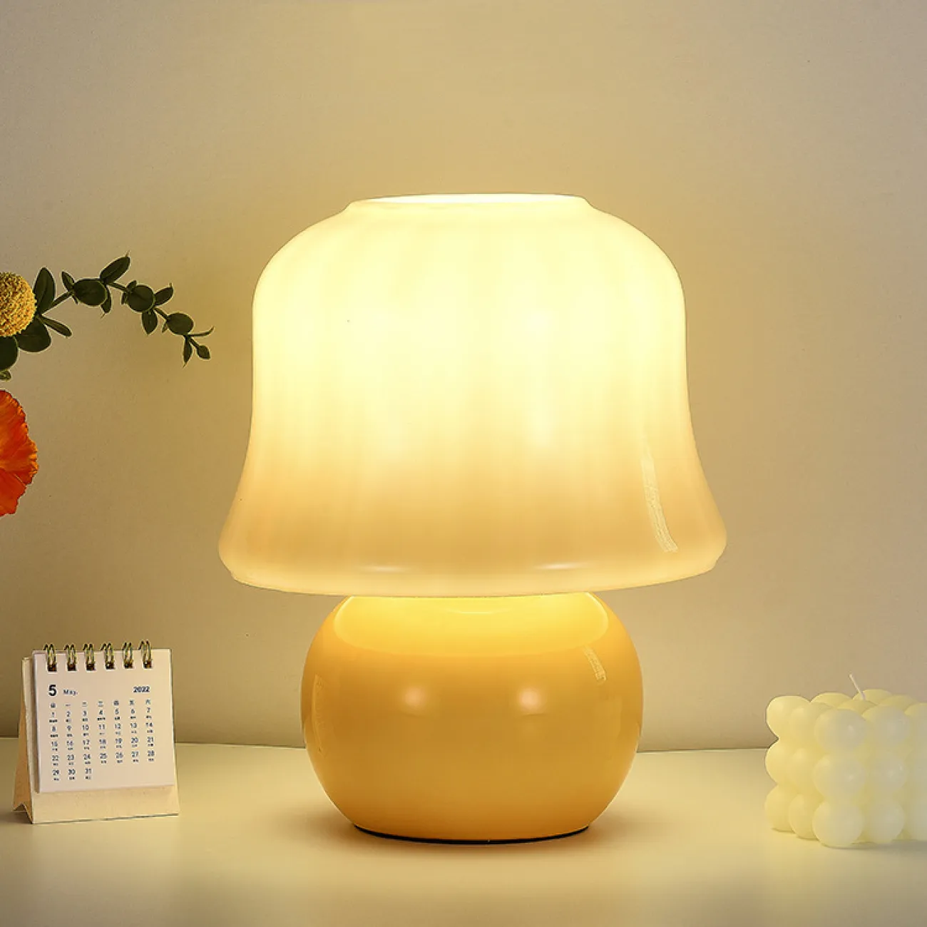 Настольная лампа с белым рельефным абажуром и желтым округлым основанием из стекла JEMMA
