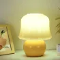 Настольная лампа с белым рельефным абажуром и желтым округлым основанием из стекла JEMMA