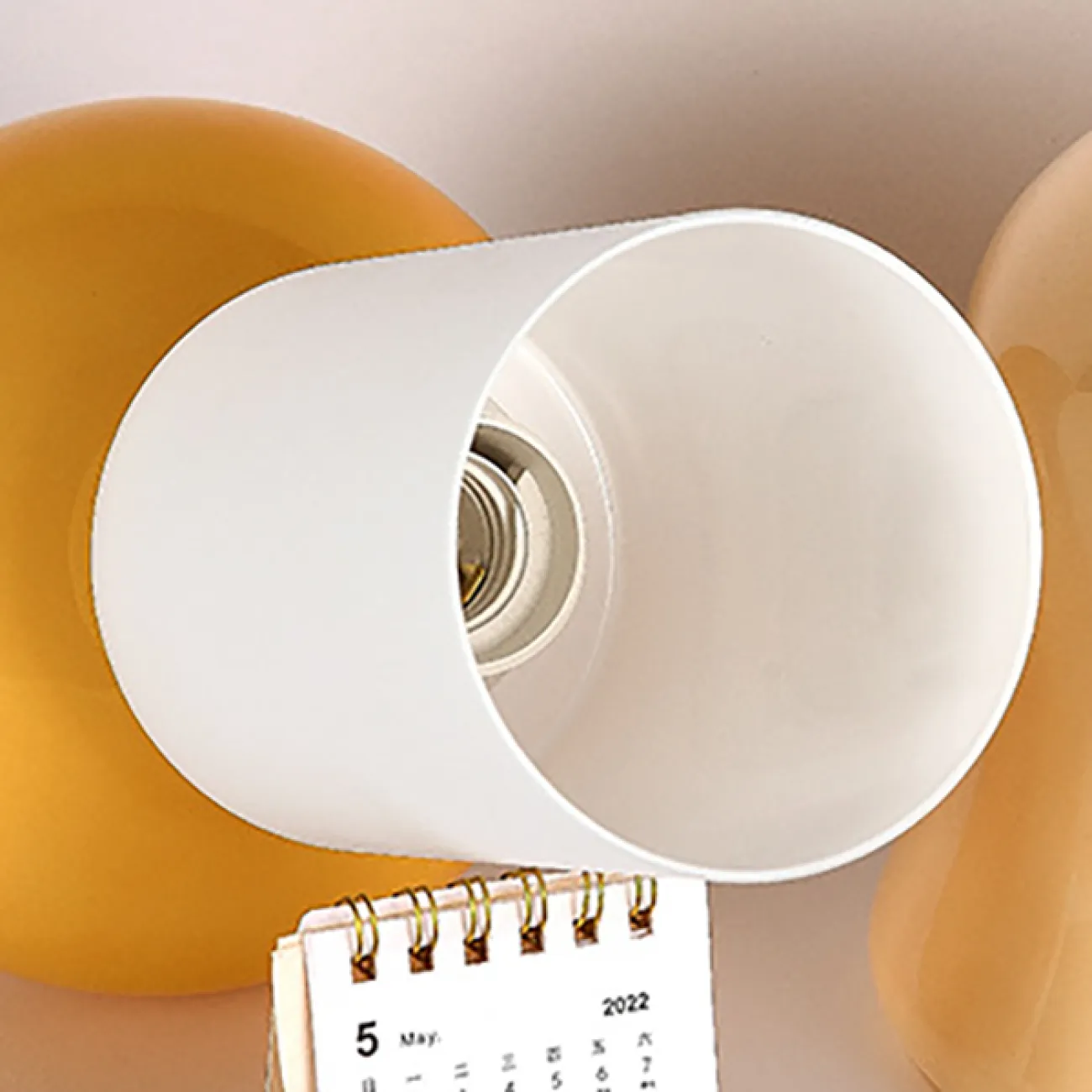 Настольная лампа с белым рельефным абажуром и желтым округлым основанием из стекла JEMMA