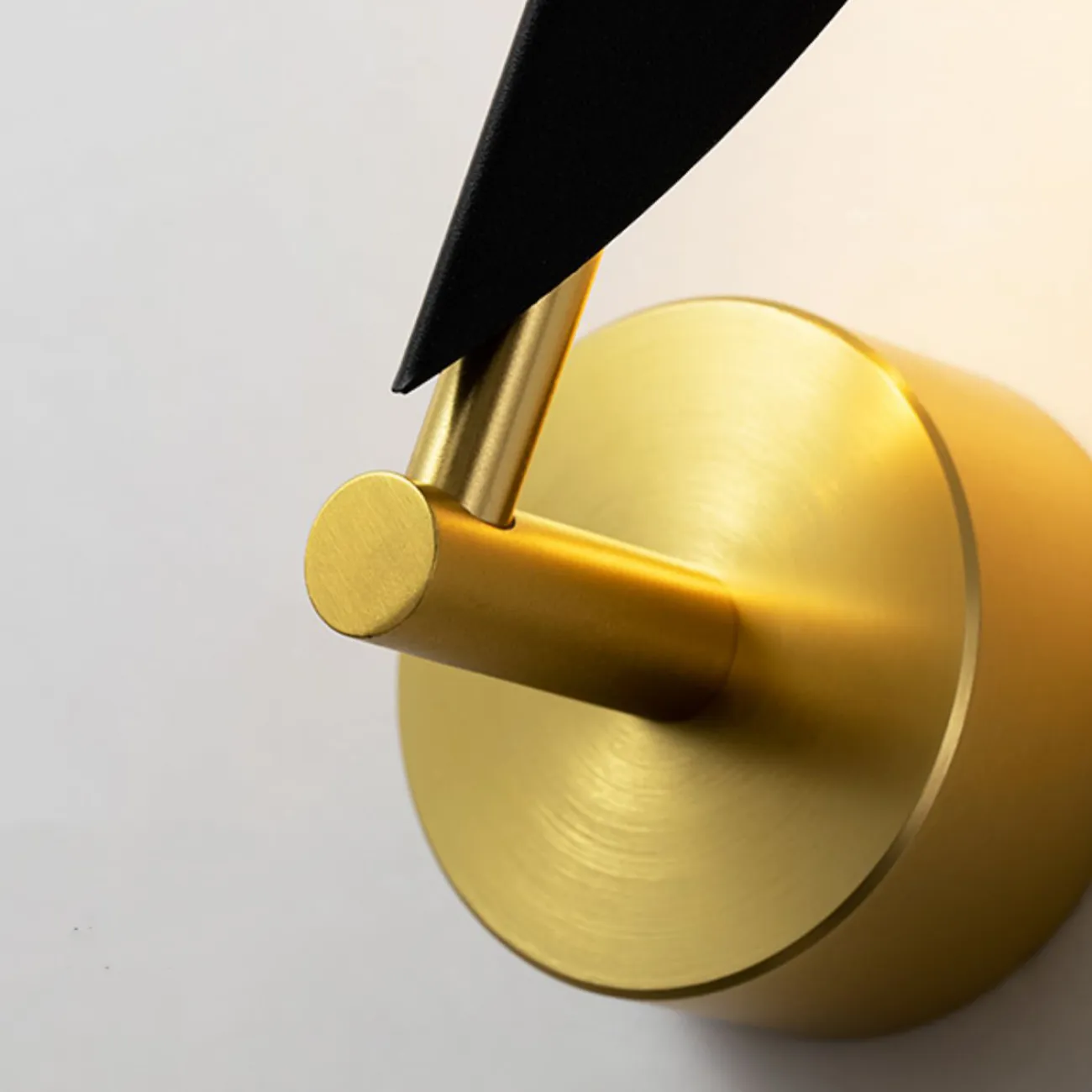 Серия настенных светодиодных светильников с черным листовидным рассеивателем на кронштейне оттенка латунь IVY Устойчивый