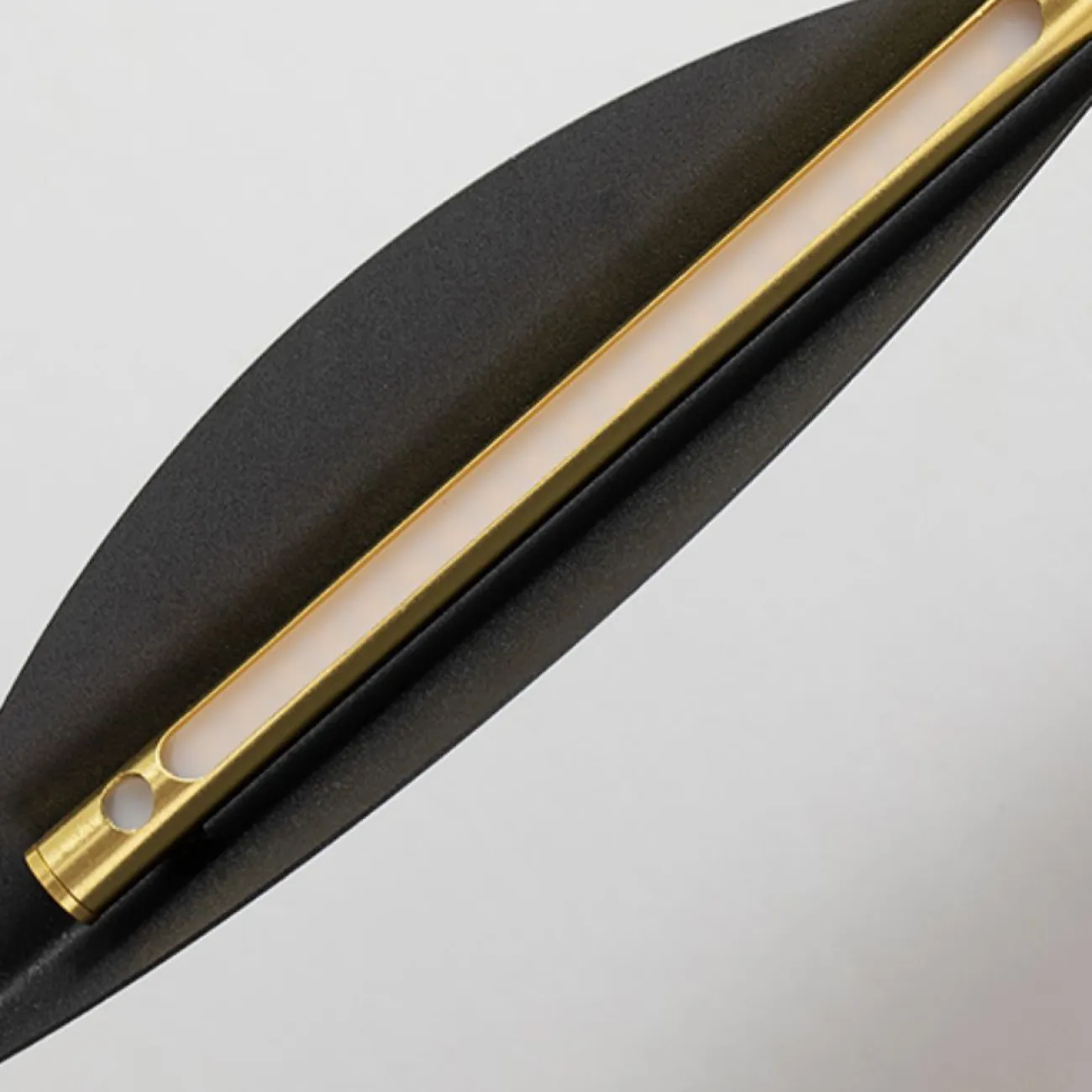 Серия настенных светодиодных светильников с черным листовидным рассеивателем на кронштейне оттенка латунь IVY Устойчивый