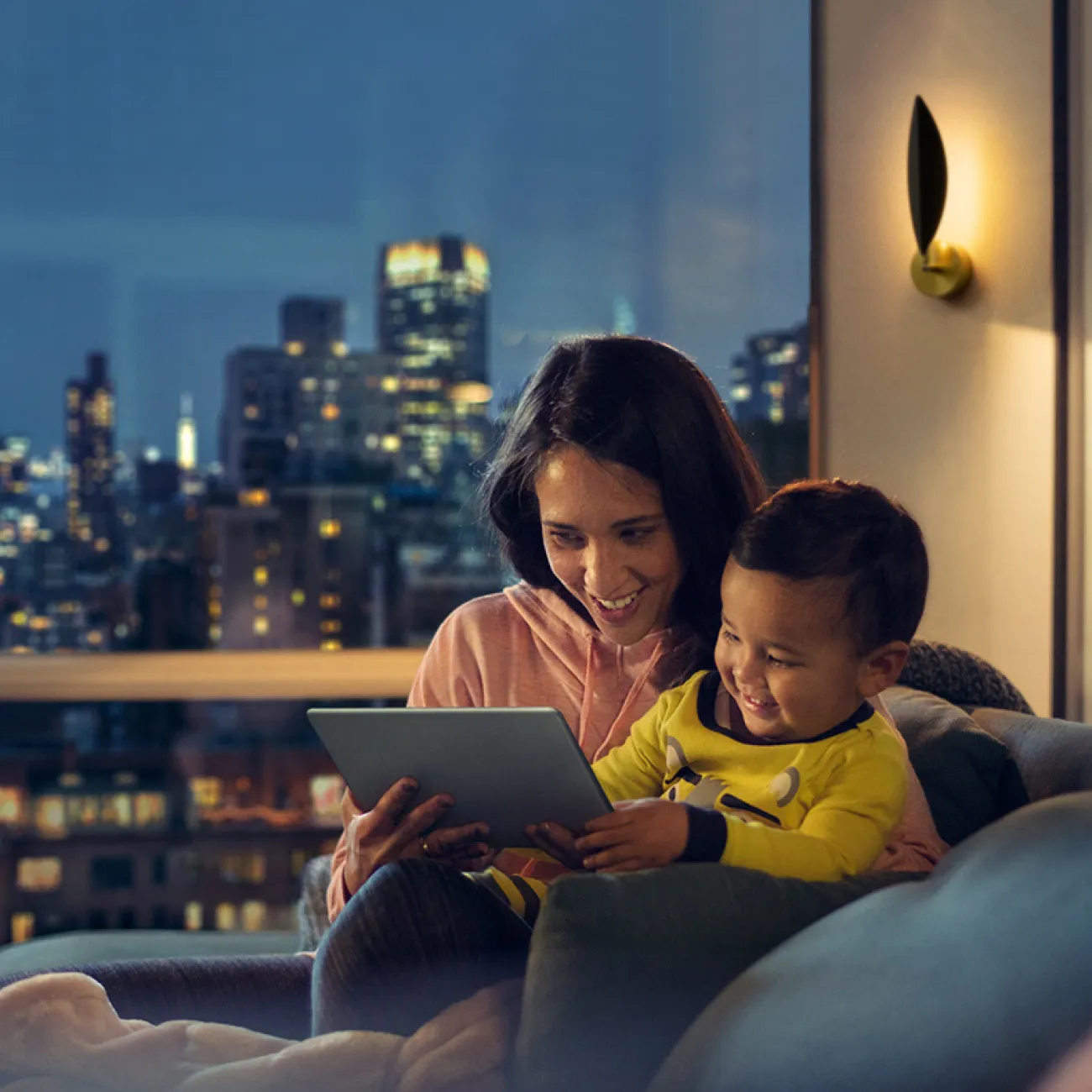 Серия настенных светодиодных светильников с черным листовидным рассеивателем на кронштейне оттенка латунь IVY Устойчивый