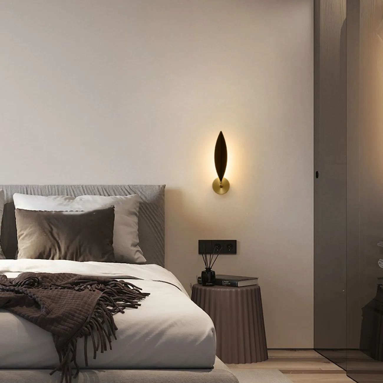 Серия настенных светодиодных светильников с черным листовидным рассеивателем на кронштейне оттенка латунь IVY Устойчивый