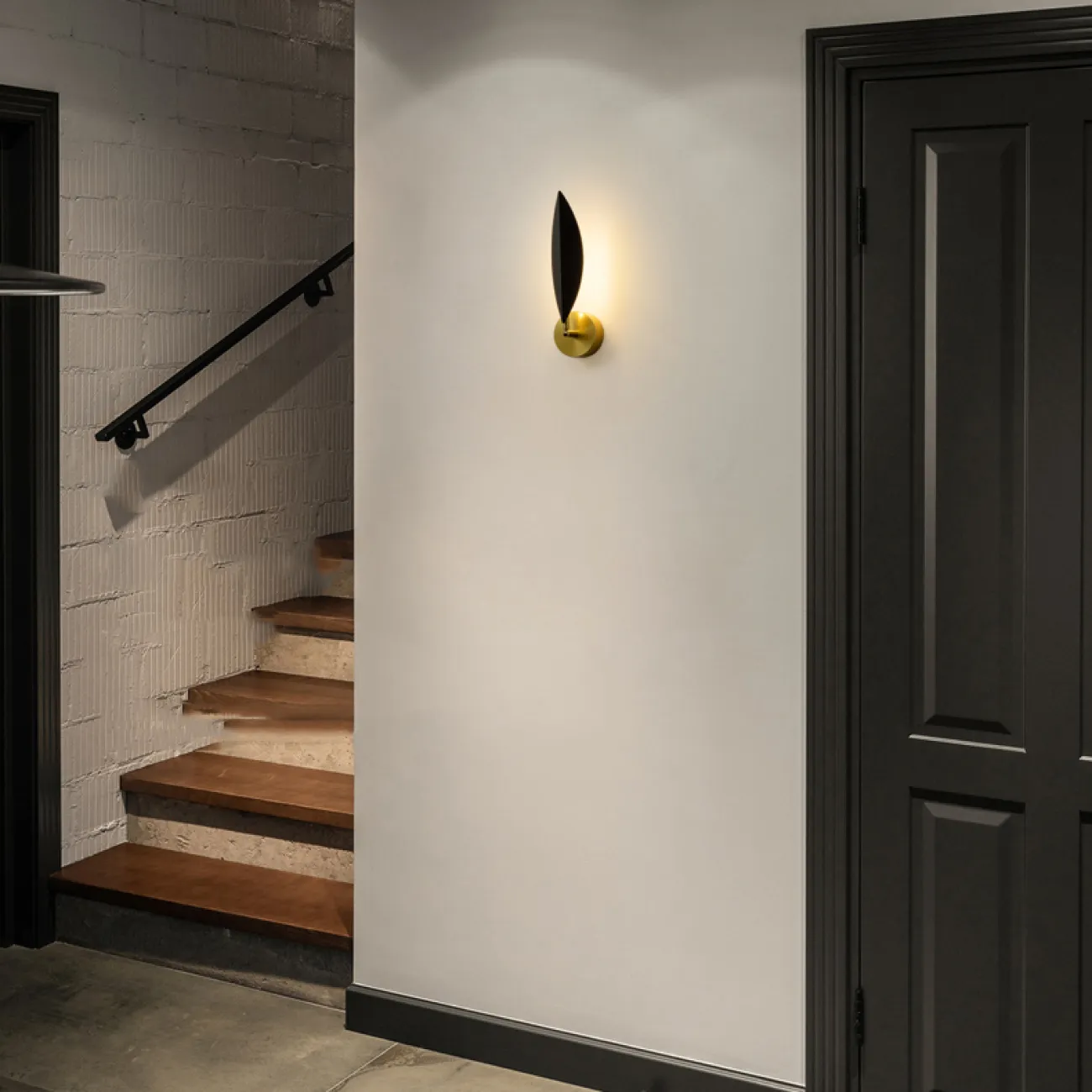 Серия настенных светодиодных светильников с черным листовидным рассеивателем на кронштейне оттенка латунь IVY Устойчивый