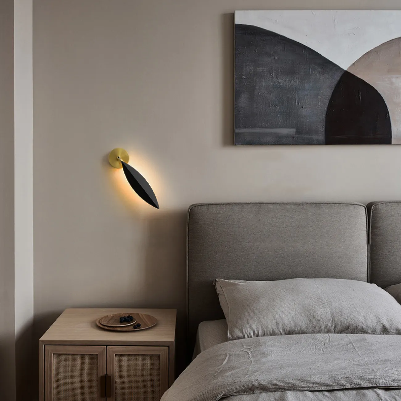 Серия настенных светодиодных светильников с черным листовидным рассеивателем на кронштейне оттенка латунь IVY Устойчивый