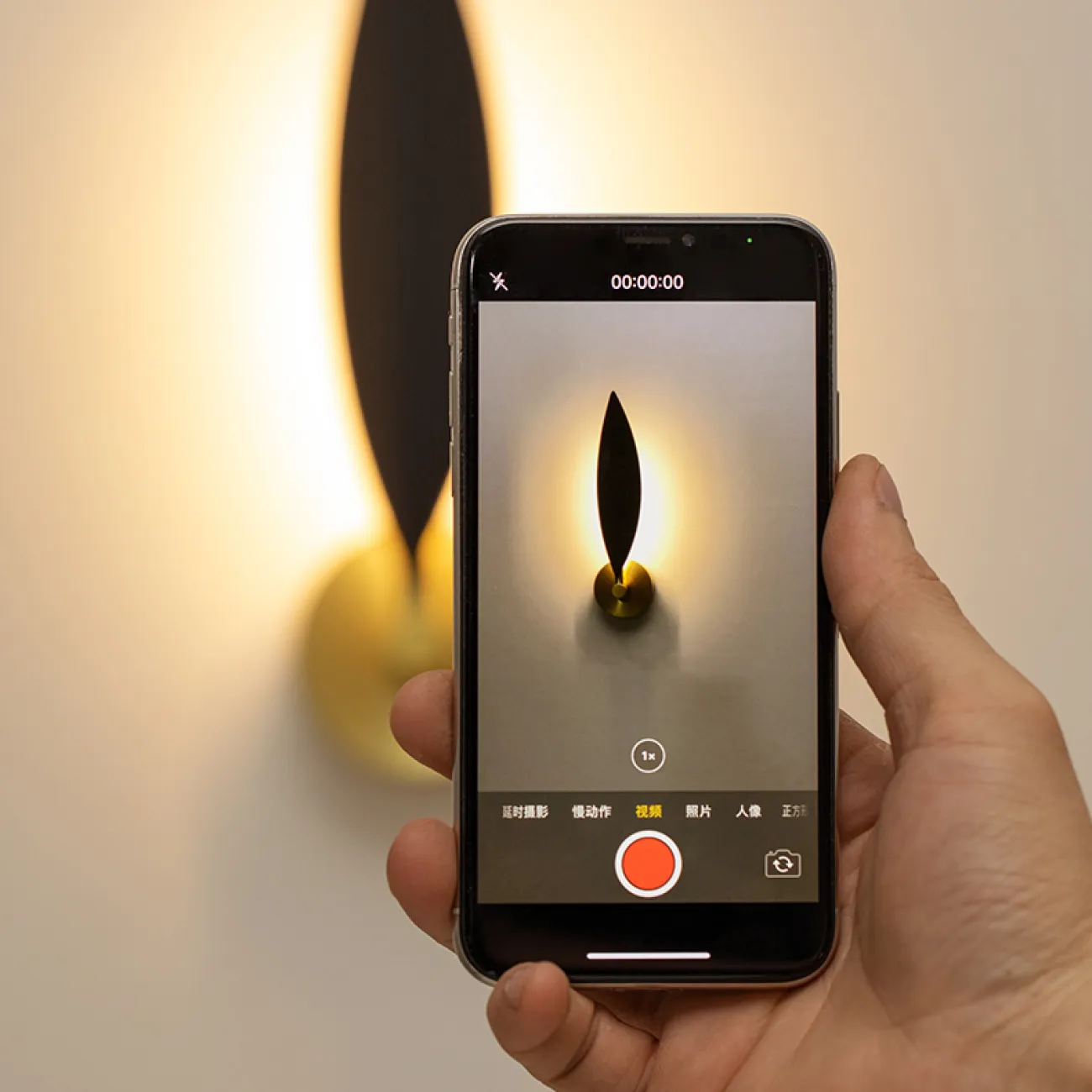 Серия настенных светодиодных светильников с черным листовидным рассеивателем на кронштейне оттенка латунь IVY Устойчивый