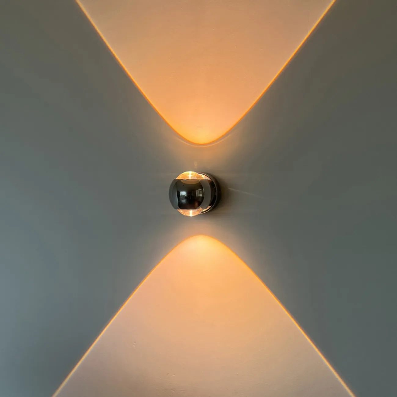 Серия настенных светодиодных светильников с двумя хрустальными оптическими линзами в глянцевом плафоне шарообразной формы JOSS B WALL White