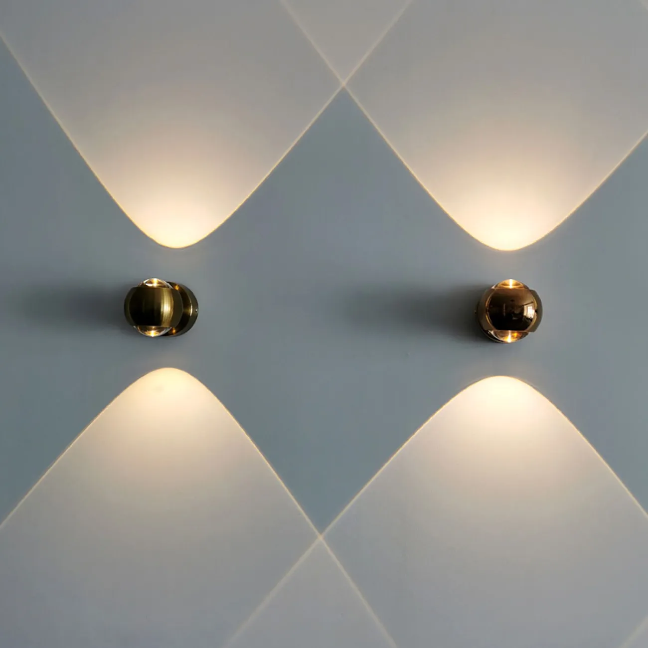 Серия настенных светодиодных светильников с двумя хрустальными оптическими линзами в глянцевом плафоне шарообразной формы JOSS B WALL White