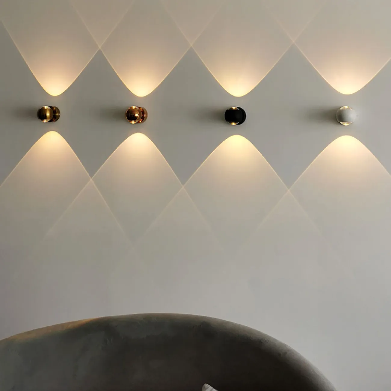 Серия настенных светодиодных светильников с двумя хрустальными оптическими линзами в глянцевом плафоне шарообразной формы JOSS B WALL White