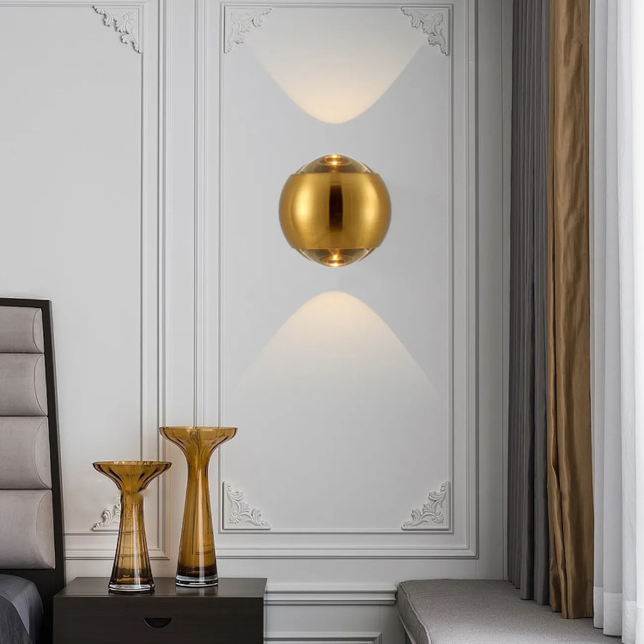 Серия настенных светодиодных светильников с двумя хрустальными оптическими линзами в глянцевом плафоне шарообразной формы JOSS B WALL White