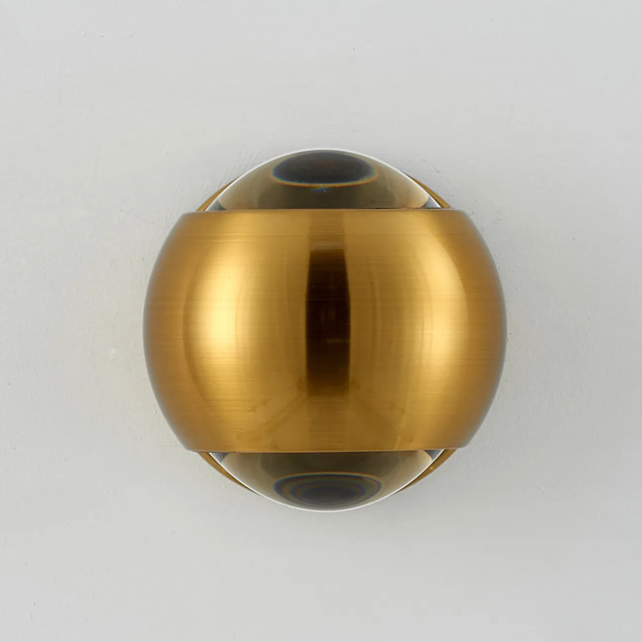 Серия настенных светодиодных светильников с двумя хрустальными оптическими линзами в глянцевом плафоне шарообразной формы JOSS B WALL White